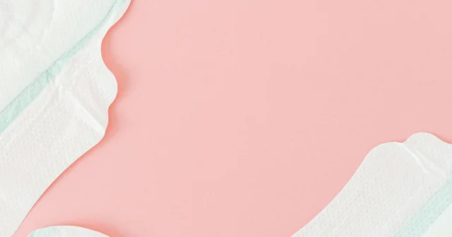 Pembe fon üzerinde temiz hijyenik pedler